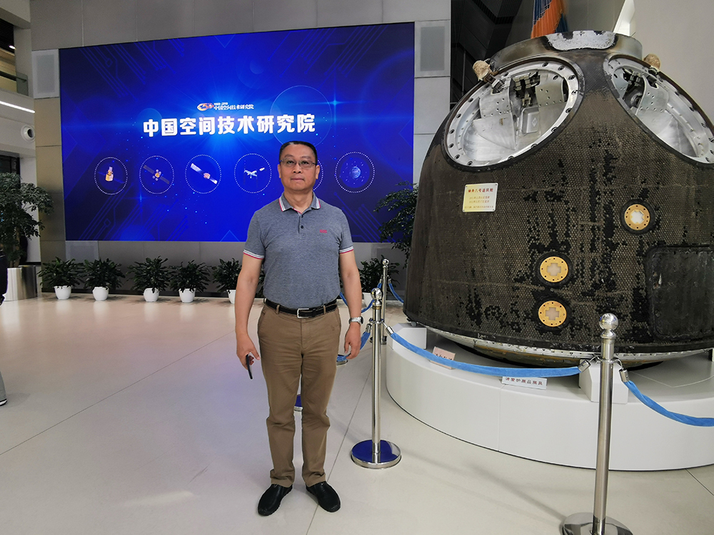 在中國空間技術(shù)研究院及錢學(xué)森實驗室，與神舟八號返回艙合影2.jpg